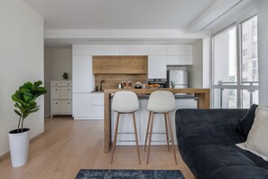 Departamento Confort, balcón, vista a la ciudad | Cocina privada | Refrigerador con congelador, microondas, horno y parrilla de estufa 