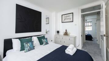 2 bedrooms, desk, iron/ironing board, WiFi