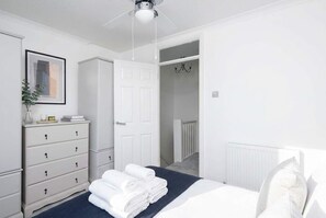 2 habitaciones, escritorio, tabla de planchar con plancha y wifi