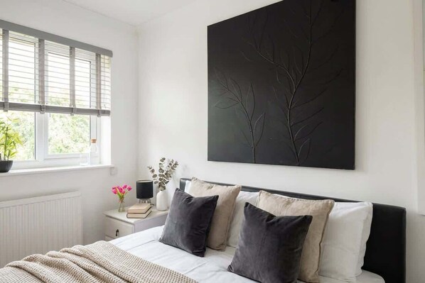 2 bedrooms, desk, iron/ironing board, WiFi