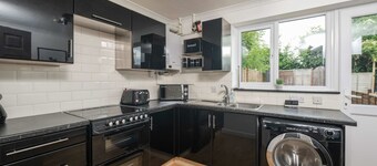 Comfortable 2 Bedroom Home with Parking in Taunton