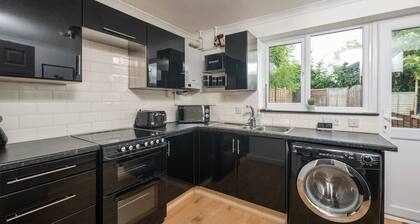 Comfortable 2 Bedroom Home with Parking in Taunton