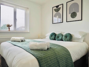 2 bedrooms, desk, iron/ironing board, WiFi