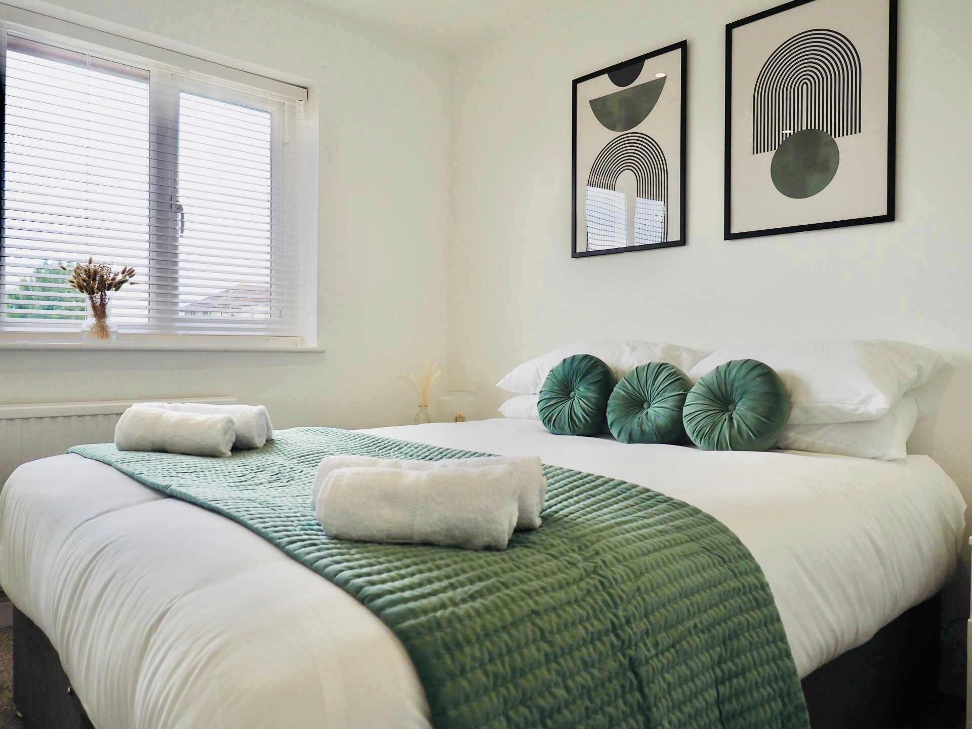 2 bedrooms, desk, iron/ironing board, WiFi