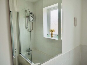 Dusche, Haartrockner, Handtücher, Shampoo