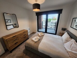 2 habitaciones, tabla de planchar con plancha y ropa de cama 