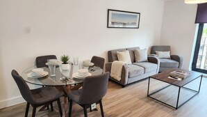 Un salon moderne comprenant une table à manger, deux canapés et une table basse.