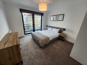 1 bedroom, iron/ironing board, bed sheets - Stylish 1BR at Bastion Point + Fast Wi-Fi (Liverpool)