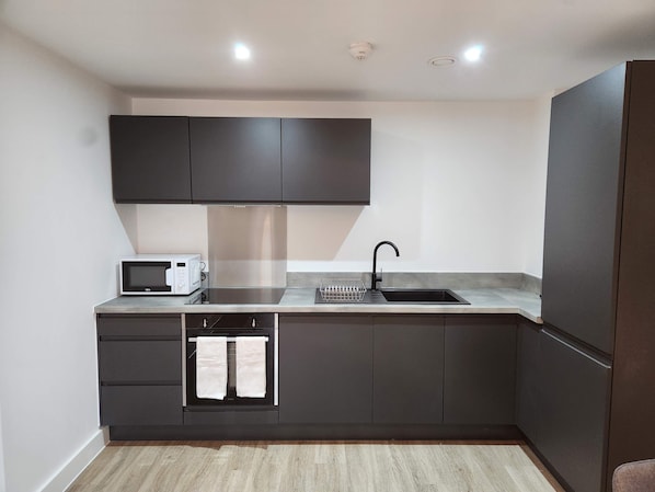 Kühlschrank, Mikrowelle, Ofen, Herdplatte