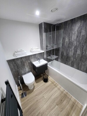 Shower, free toiletries, hair dryer, towels - Stylish 1BR at Bastion Point + Fast Wi-Fi (Liverpool)