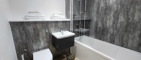 Regadera, amenidades de baño gratuitas, secadora de cabello, toallas