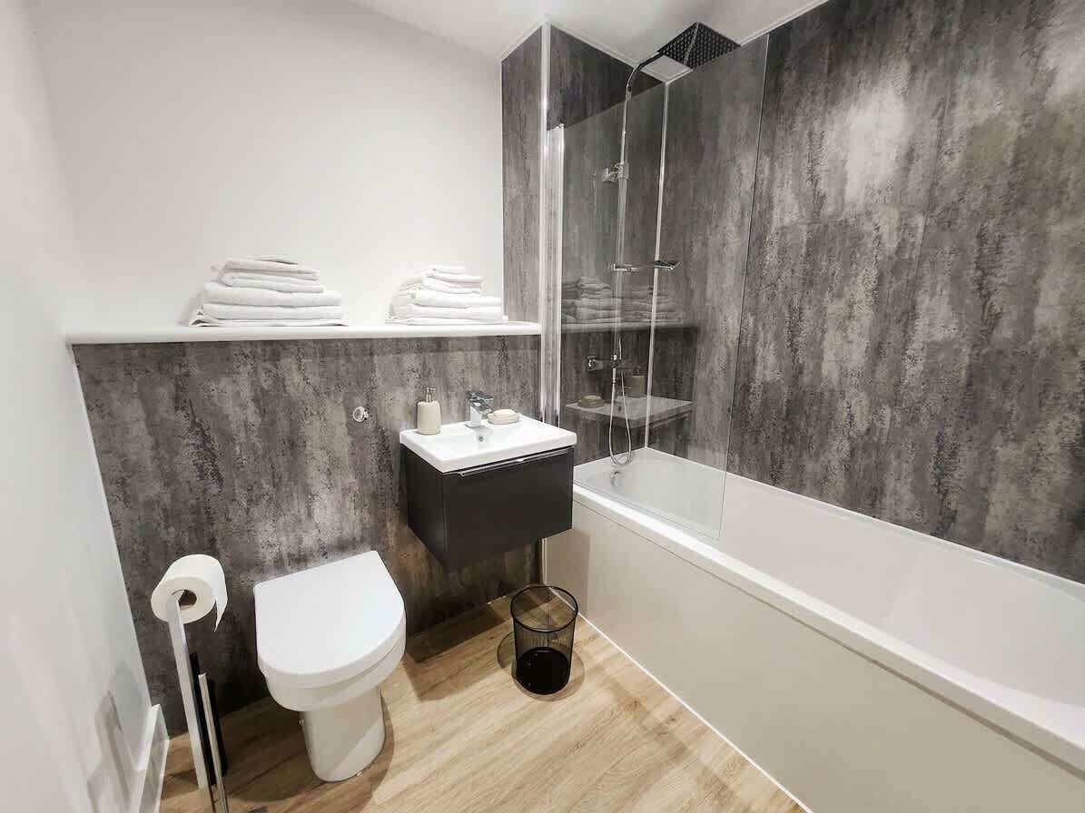 Douche, articles de toilette gratuits, sèche-cheveux