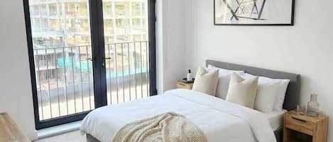 1 habitación, tabla de planchar con plancha y ropa de cama