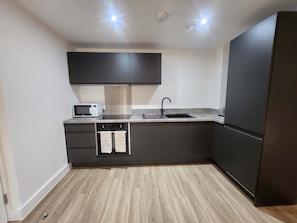 Fridge, microwave, oven, stovetop - Modern & Spacious 1 Bed Apartment in Liverpool (Liverpool)