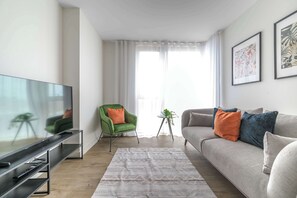 Een televisie en een kantoor