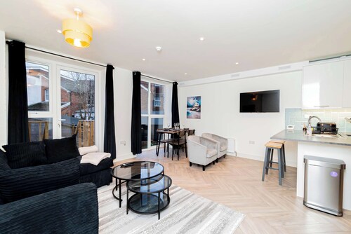 Stylish 2BR Stay in Tonbridge Town Centre