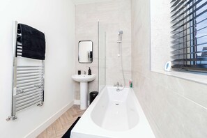 Shower, free toiletries, hair dryer, towels - Stylish 2BR Stay in Tonbridge Town Centre (Tonbridge)