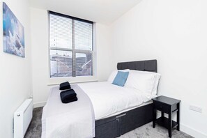 2 bedrooms, desk, iron/ironing board, WiFi - Spacious 2 Bedroom Apartment in Central Tonbridge (Tonbridge)