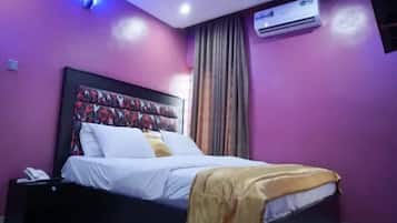 Deluxe-huone, parveke, kaupunkinäköala | Työpöytä, kannettavalle tietokoneelle sopiva työtila, pimennysverhot