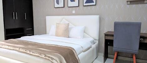 Rom – deluxe, balkong, byutsikt | Skrivebord, skrivebord for bærbar PC, blendingsgardiner og lydisolert