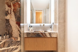Douche, sèche-cheveux, serviettes fournies