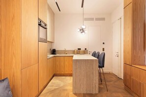 Kühlschrank, Mikrowelle, Ofen, Herdplatte