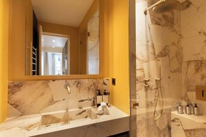 Douche, sĂšche-cheveux