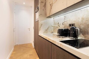 Kühlschrank, Mikrowelle, Ofen, Herdplatte