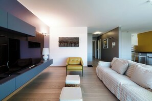 Luksusleilighet, byutsikt | Oppholdsområde | En 32-tommers Flatskjerm-TV med digitale kanaler