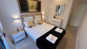 2 chambres, fer et planche à repasser, Wi-Fi, draps fournis