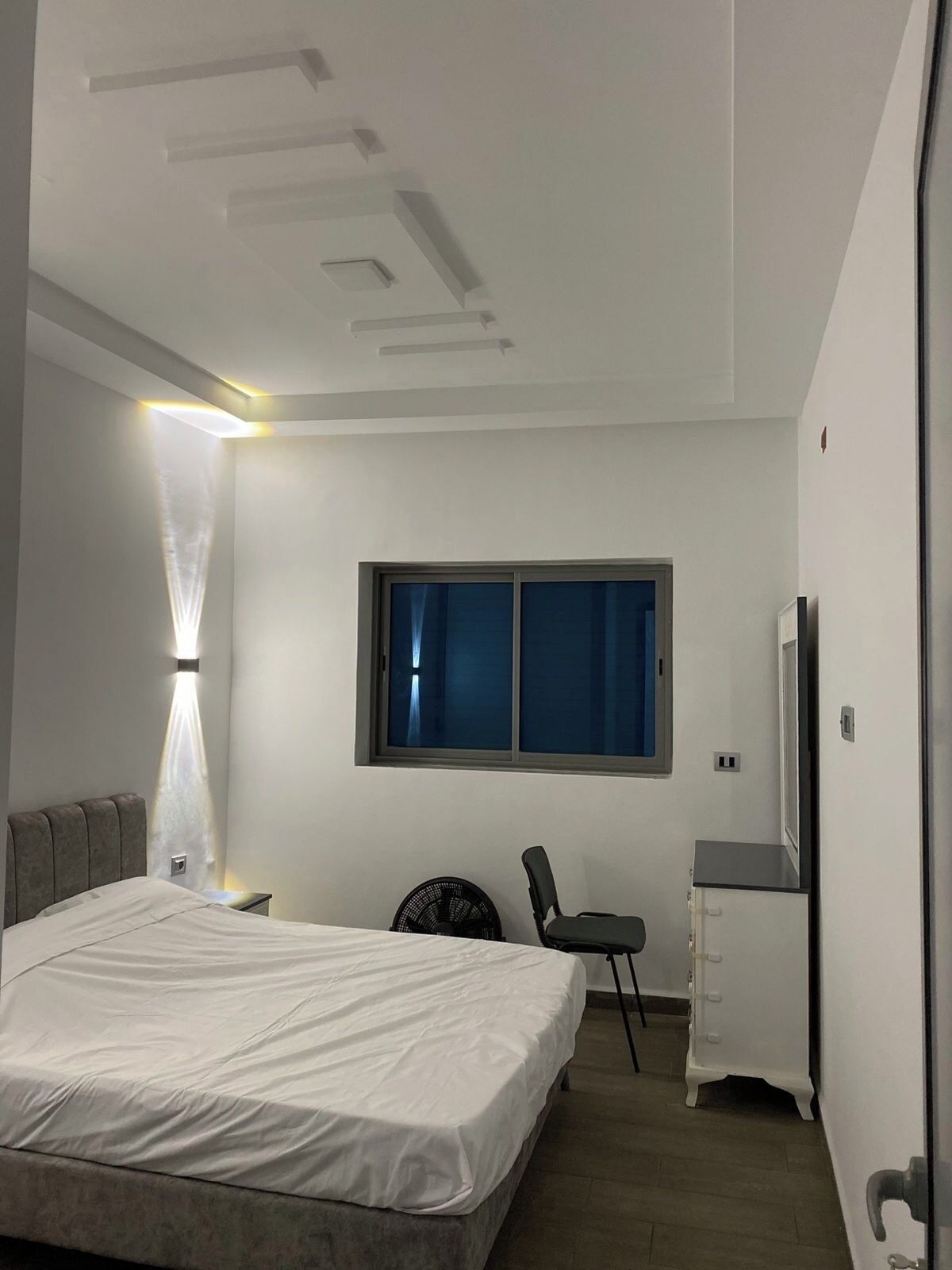 2 多间卧室、床单