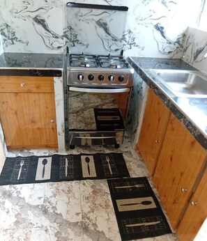 Fridge, microwave, oven, stovetop - 2 Bed Retreat Overlooking the River in Linstead. St.Catherine (Linstead)