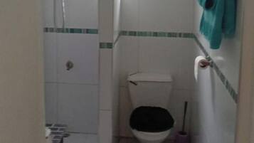 Dusj, håndklær, såpe og sjampo