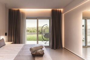 Suite, balkong, bakgårdsutsikt | 2 soverom, safe på rommet, blendingsgardiner og lydisolert