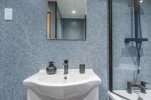 Secadora de cabello, toallas, jabón, papel de baño