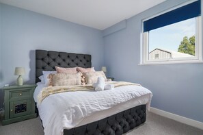 2 bedrooms, iron/ironing board, WiFi, bed sheets - The Cozy Atmosphere Lodge  located just 3.5 miles away from the city center (Edinburgh)