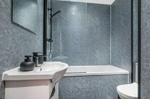 Secadora de cabello, toallas, jabón, papel de baño 