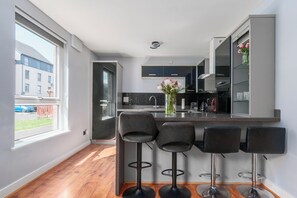 Microwave, oven, stovetop - The Cozy Atmosphere Lodge  located just 3.5 miles away from the city center (Edinburgh)