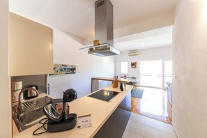 ثلاجة، ميكروويف، فرن، موقد طهي مسطح