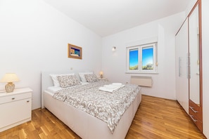 2 bedrooms, iron/ironing board, free WiFi, bed sheets