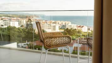 Quarto casal ou duplo superior, vista para o oceano | Sacada