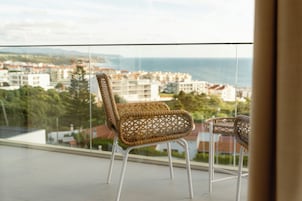 Habitación superior con 1 cama doble o 2 individuales, vistas al mar | Balcón