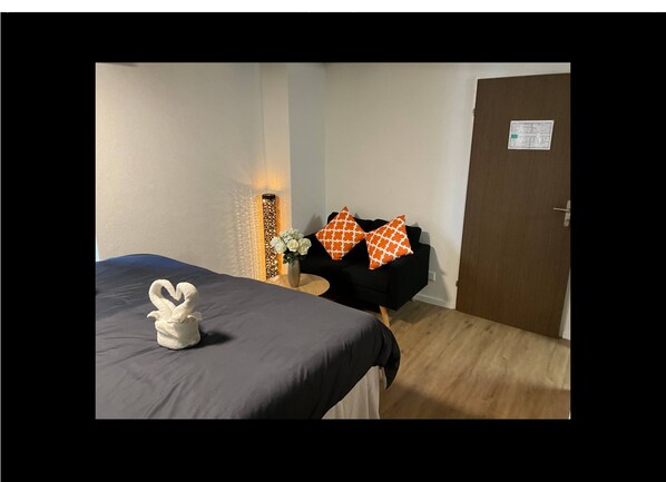 1 dormitorio, tabla de planchar con plancha, wifi y ropa de cama