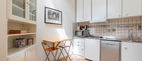 Frigorifero, microonde, forno, lavastoviglie