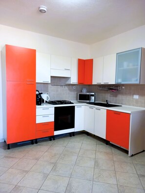 冷蔵庫、電子レンジ、オーブン、コンロ