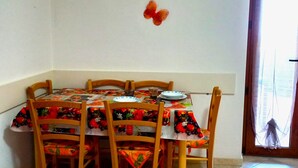 Ein Essbereich mit einem Tisch für vier Personen, umgeben von Holzkästen.