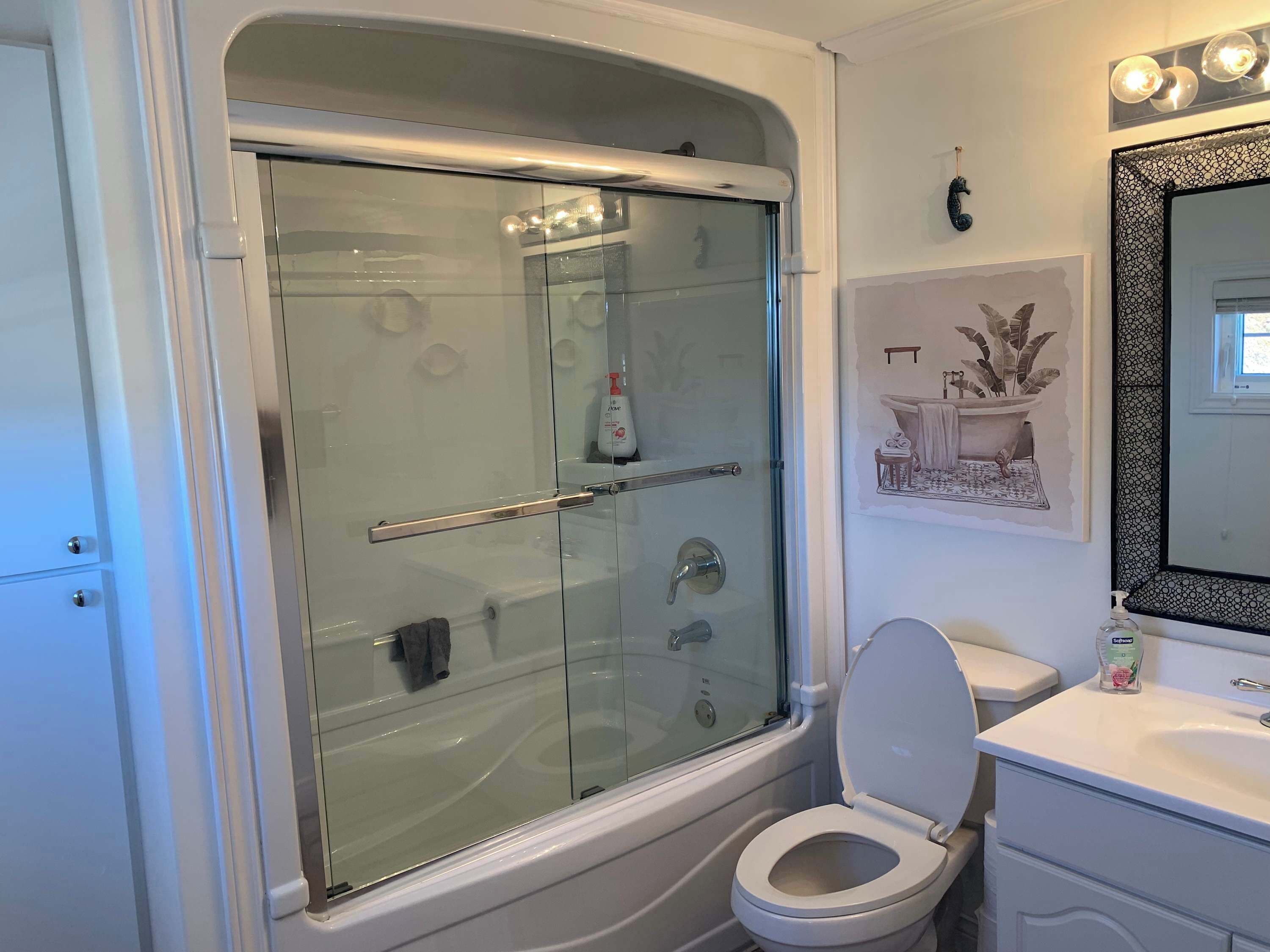 Dusche, Haartrockner, Handtücher, Shampoo