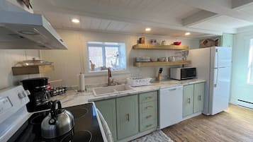 Een koelkast, een oven, een kookplaat, een vaatwasser