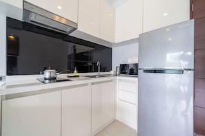 Condo exclusivo, 1 quarto, sacada, vista para a piscina | Cozinha privada | Chaleira elétrica