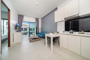 Exclusive-Apartment, 1 Schlafzimmer, Balkon, Poolblick | Wohnbereich | 46-Zoll-Flachbildfernseher mit Kabelempfang